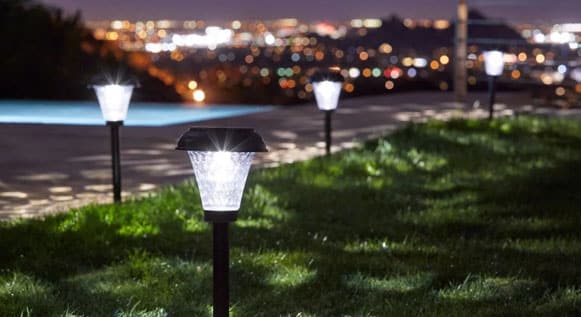תאורה-סולארית-חזקה-לגינה-מאמר-קצר-001